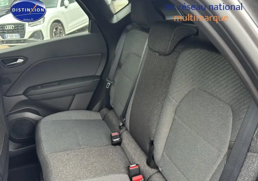 Vue intérieure côté gauche de la banquette arrière grise du Renault Captur 1.8 e-tech full hybrid 160 techno 2026.