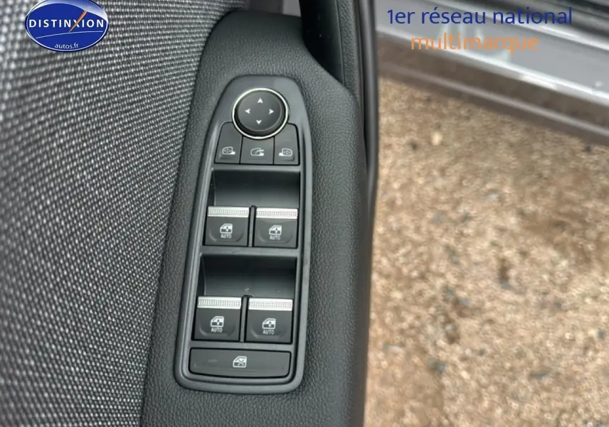 Gros plan sur les commandes des vitres électriques côté conducteur du Renault Captur gris cassiopée 2026.