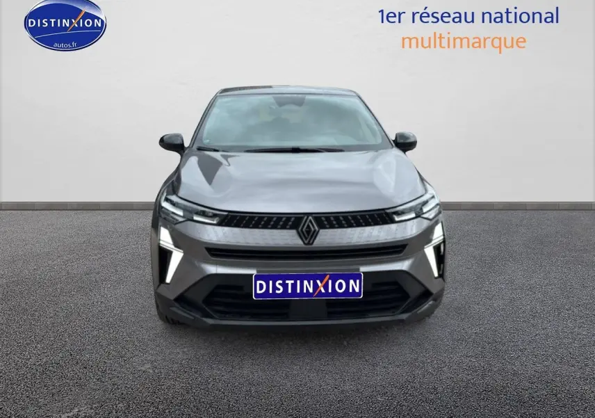 Vue avant d'un Renault Captur gris cassiopée avec feux LED en forme de C et calandre noire distinctive.