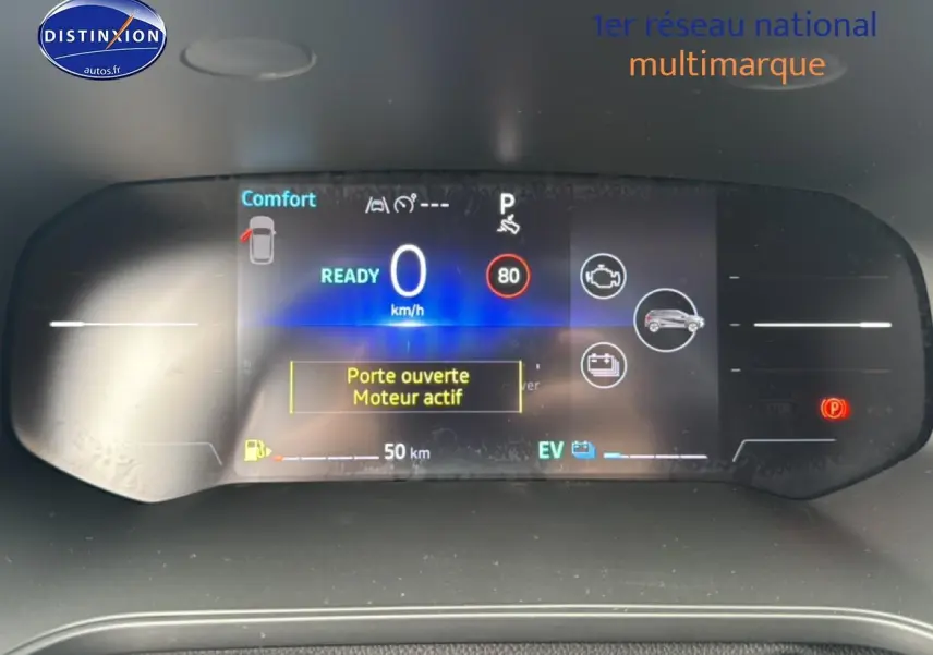 Tableau de bord numérique du Renault Captur gris cassiopée, affichant vitesse et alertes moteur en vue frontale.
