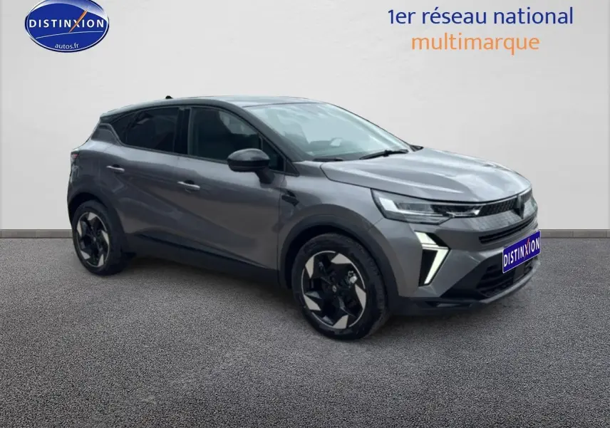 Renault Captur 2026 gris cassiopée en vue 3/4 avant droit, avec jantes alu et phares LED distinctifs.