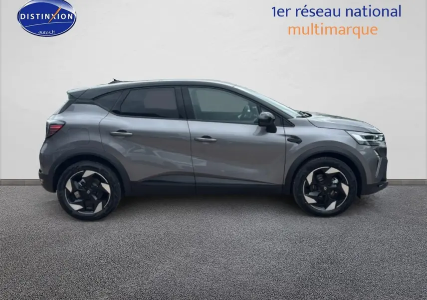 Profil droit d'un Renault Captur gris cassiopée avec jantes alu noires et toit noir, sur fond neutre intérieur.