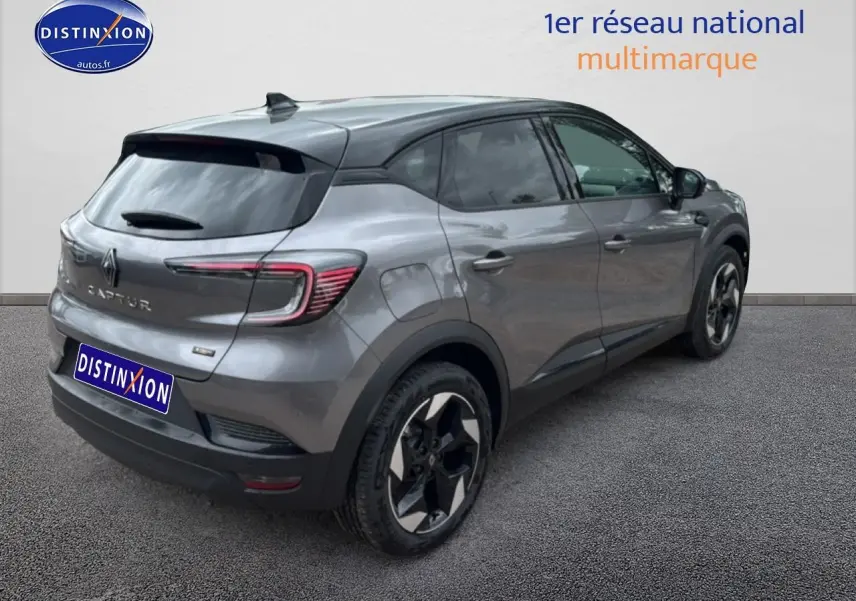 Vue 3/4 arrière droite d'un Renault Captur gris cassiopée avec jantes alu et vitres arrière surteintées.