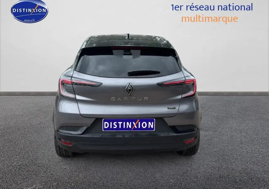 Vue arrière d'un Renault Captur gris cassiopée avec feux arrière LED et lunette arrière surteintée.