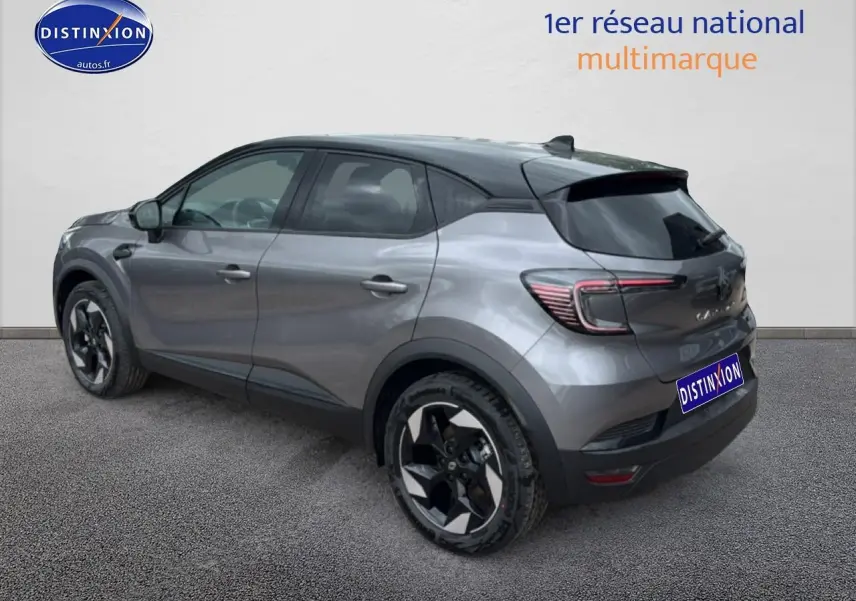 Vue 3/4 arrière droite d’un Renault Captur gris cassiopée avec jantes noires et toit noir.