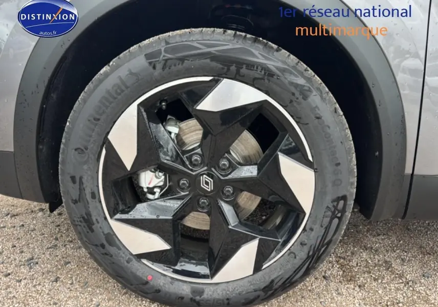 Gros plan sur la roue avant droite du Renault Captur gris cassiopée, mettant en valeur la jante alu noire et argent.
