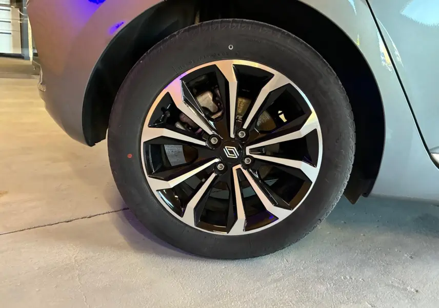 Gros plan sur la roue avant droite de la Renault Clio gris schiste 2025, avec jante alliage bicolore noire et argent.