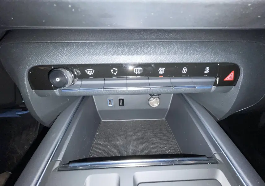 Détail de la console centrale avec commandes climatisation et prises USB d’un Citroën C5 Aircross Hybride blanc.