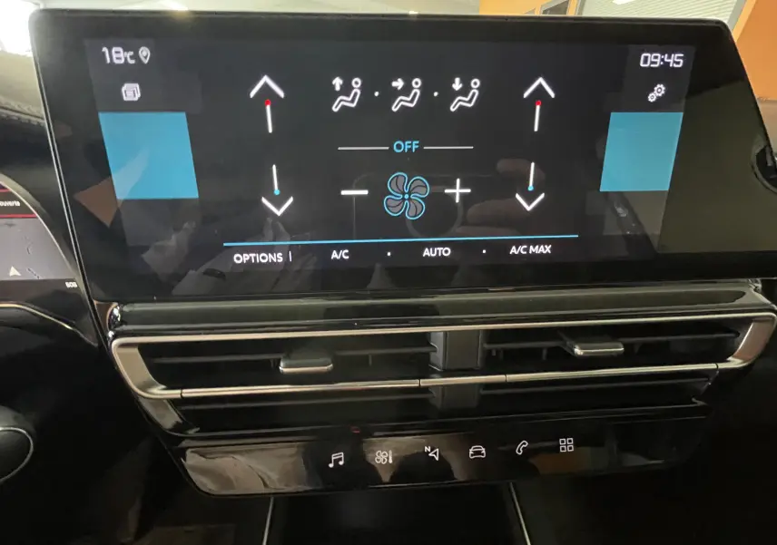 Vue rapprochée de l'écran tactile central du Citroën C5 Aircross hybride 2025, affichant les réglages de climatisation automatique.