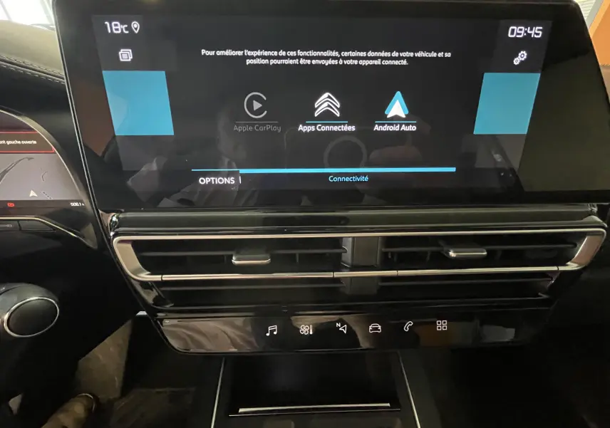 Écran tactile central du tableau de bord du Citroën C5 Aircross hybride 2025, affichant Apple CarPlay et Android Auto.