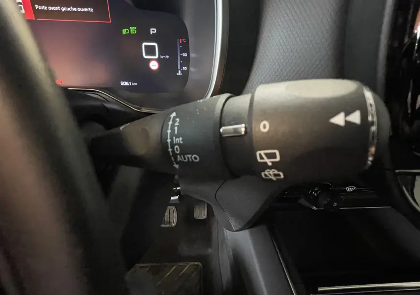 Gros plan sur la commande des essuie-glaces côté gauche du tableau de bord du Citroën C5 Aircross Hybride blanc.