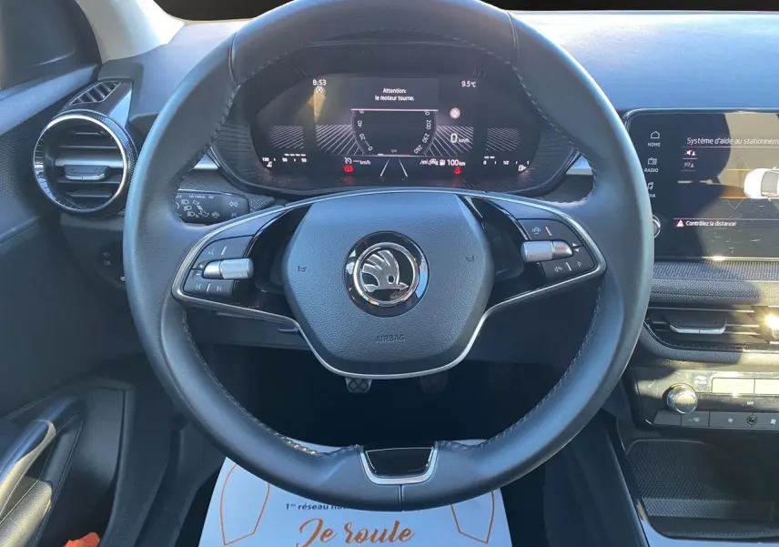 Vue rapprochée du volant cuir noir multifonctions et du tableau de bord digital de la Skoda Fabia 2024.