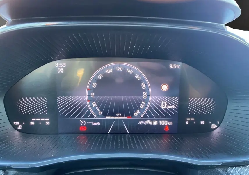 Affichage numérique du tableau de bord de la Skoda Fabia 2024, indiquant vitesse zéro et température extérieure 9,5°C.