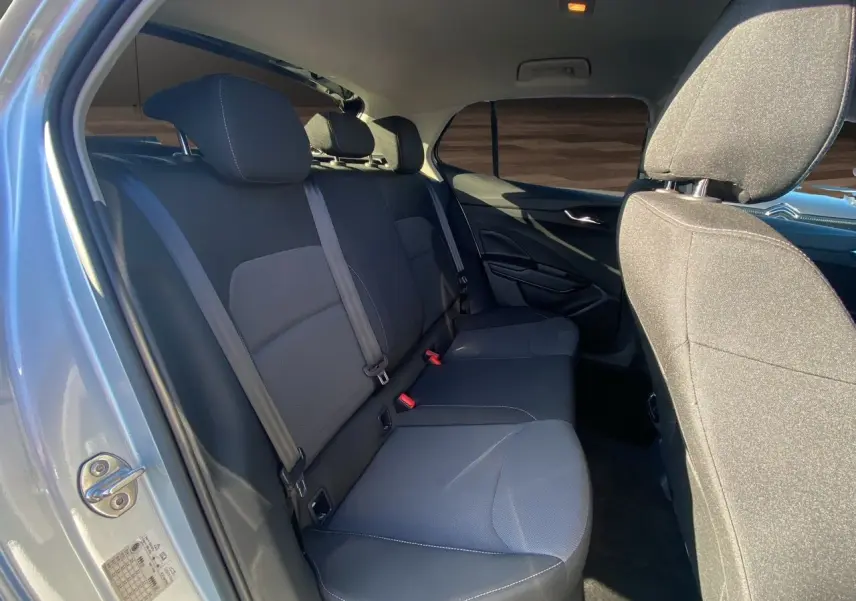 Vue intérieure côté gauche sur la banquette arrière tissu gris foncé avec appuie-têtes et ceintures de sécurité de la Skoda Fabia 2024.