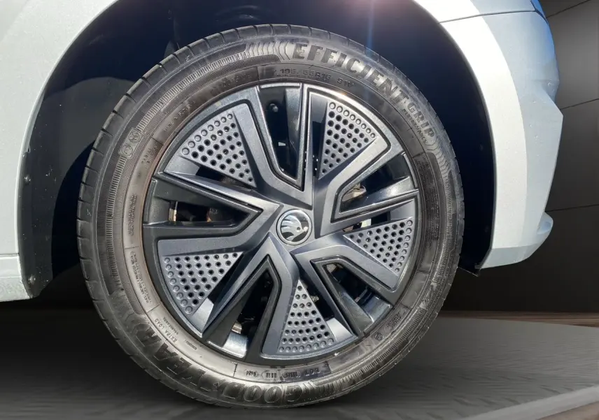 Gros plan sur la roue avant droite gris/noir de la Skoda Fabia 1.0 TSI EVO 95 Style 2024 avec jante au design moderne.