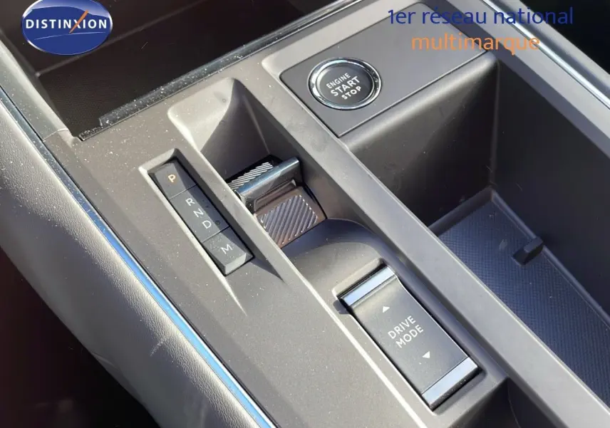 Gros plan sur la console centrale du Citroën C5 Aircross bleu Eclipse Metal, avec sélecteur de boîte auto et bouton start/stop.