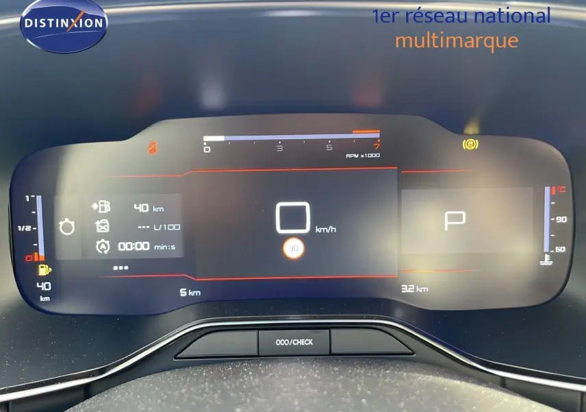 Tableau de bord numérique du Citroën C5 Aircross 2025 affichant vitesse, régime moteur et jauges en vue frontale rapprochée.