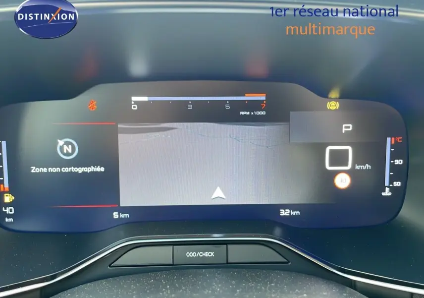 Tableau de bord numérique du Citroën C5 Aircross 2025 avec affichage de navigation et compte-tours.