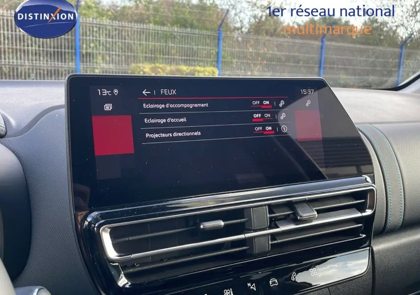 Écran tactile central et tableau de bord du Citroën C5 Aircross 2025 avec finition cuir noir et surpiqûres bleues.