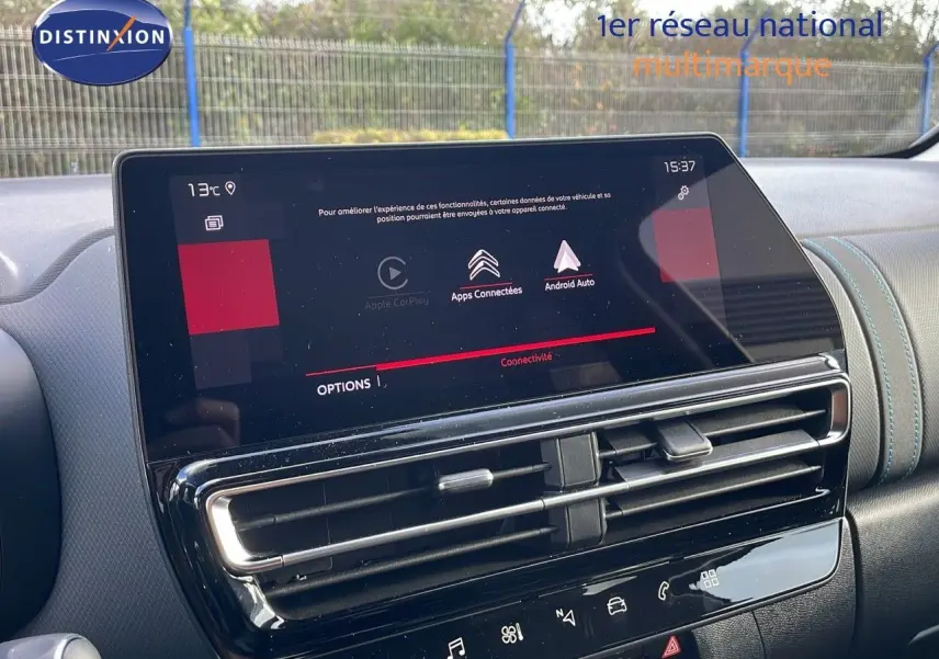 Écran tactile central avec connectivité Apple CarPlay et Android Auto sur tableau de bord Citroën C5 Aircross bleu Eclipse Metal.