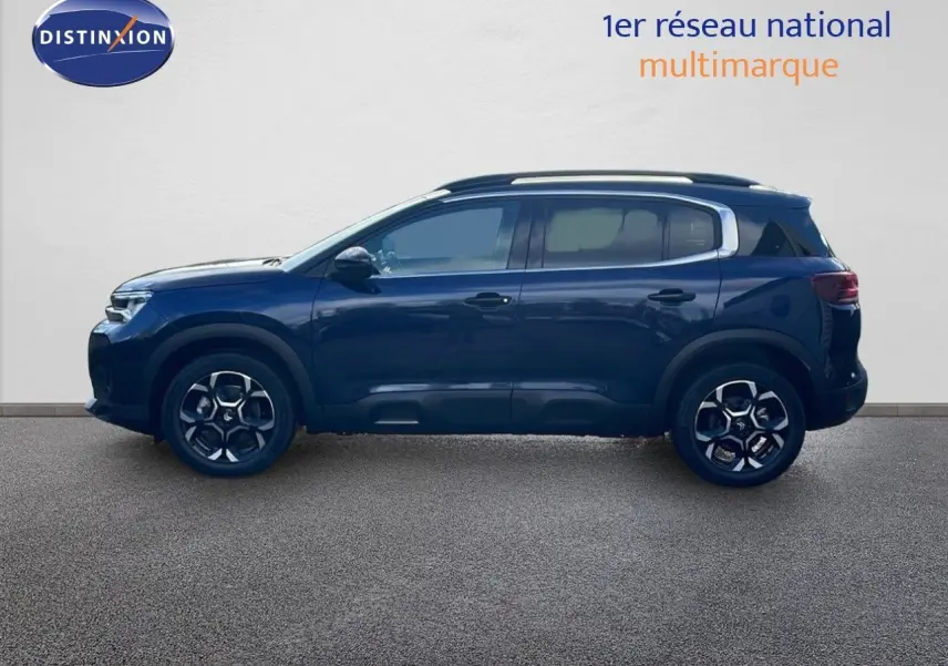 Profil droit d'un Citroën C5 Aircross 2025 bleu éclipse métallisé avec jantes noires et toit noir.