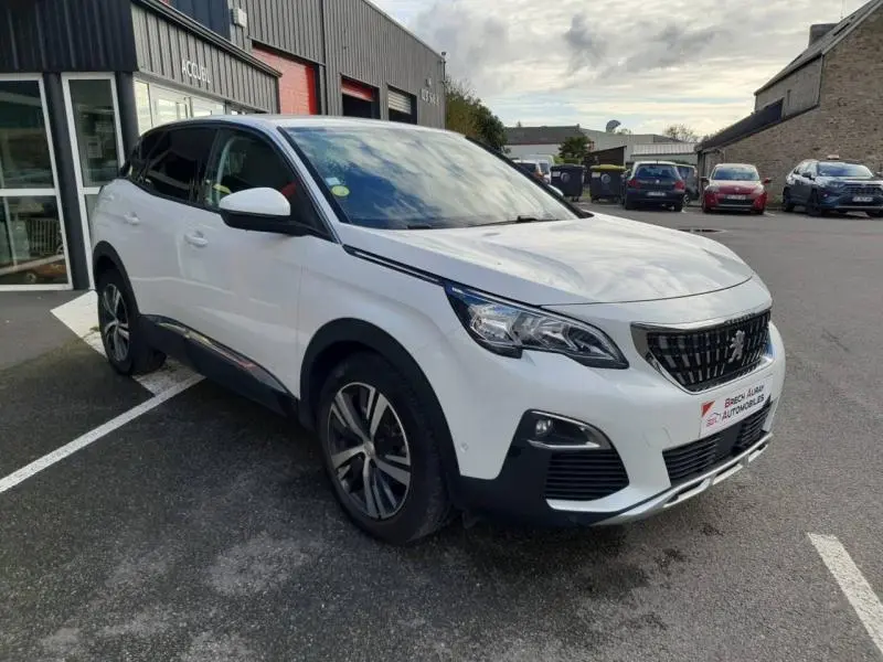 Peugeot 3008 blanc nacré vue 3/4 avant droit, avec calandre noire et jantes alliage distinctives.