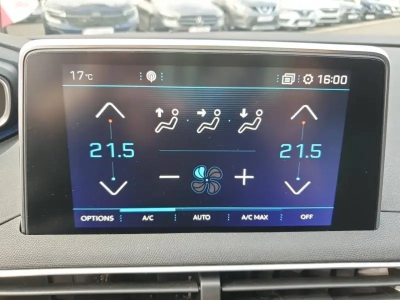Écran tactile de la climatisation bi-zone du Peugeot 3008 blanc nacré, affichant 21,5°C côté gauche et droit.