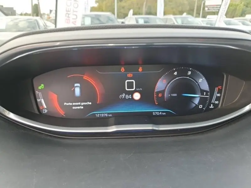 Tableau de bord numérique du Peugeot 3008 2017 affichant vitesse, compte-tours et porte avant gauche ouverte.