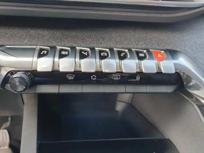 Gros plan sur les commandes chromées et noires de la console centrale du Peugeot 3008 blanc nacré 2017.