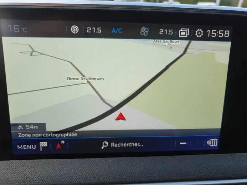 Écran tactile du système de navigation du Peugeot 3008 2017 affichant une carte avec température et heure.