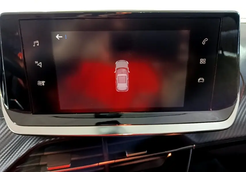 Écran tactile central affichant la vue de dessus du véhicule en mode stationnement dans un Peugeot 2008 gris clair.