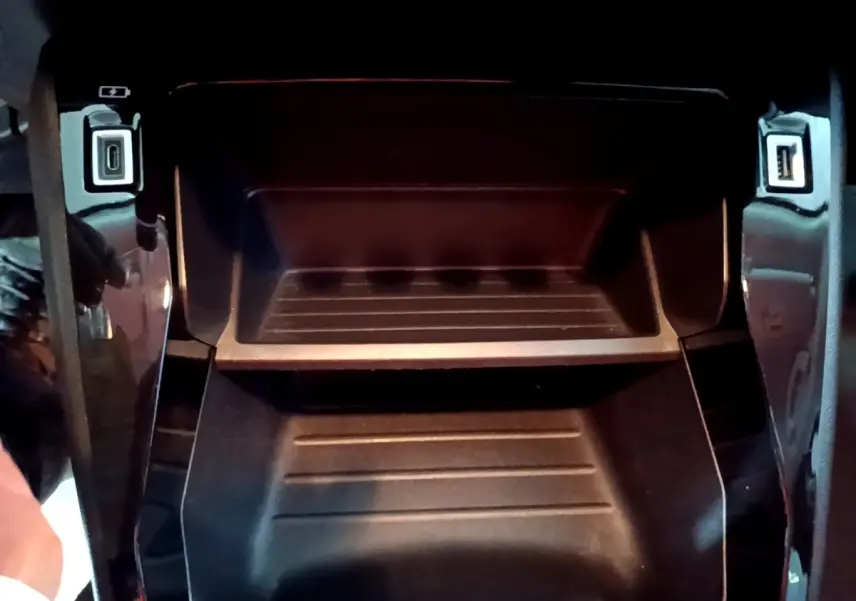 Vue rapprochée de la console centrale noire avec ports USB-C et USB-A du Peugeot 2008 gris clair 2021.