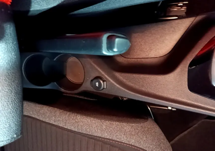 Gros plan sur le frein à main et prise 12V au centre de l’habitacle du Peugeot 2008 gris clair, version 2021.