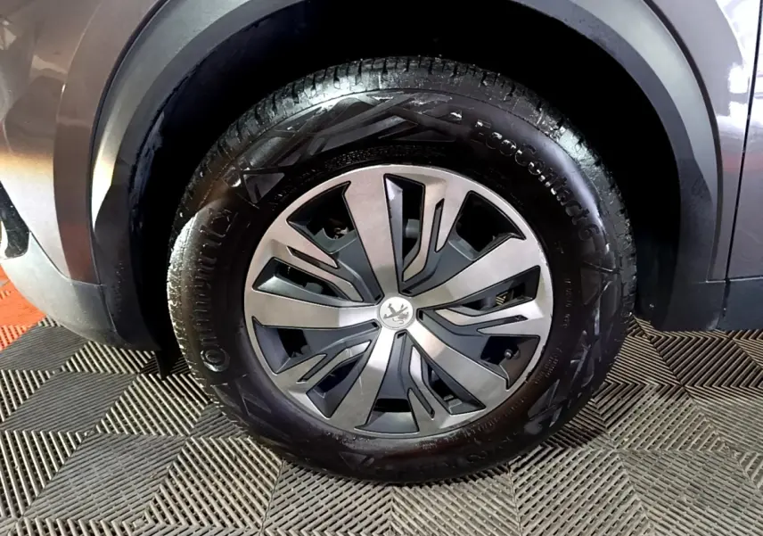 Gros plan sur la roue avant gauche gris clair du Peugeot 2008 avec jante alliage et pneu Continental.