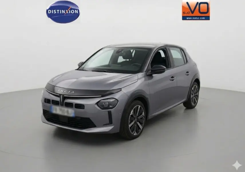 Lancia Ypsilon gris vue 3/4 avant droit, avec jantes 17 pouces et design moderne du bouclier avant.