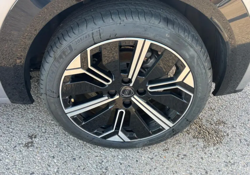 Gros plan sur la jante 17 pouces noire et argentée de la Lancia Ypsilon gris 2025, vue côté droit.