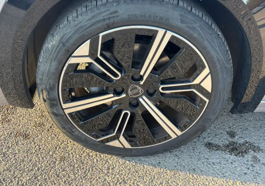 Gros plan sur la jante 17 pouces bicolore d’une Lancia Ypsilon gris 2025, mettant en valeur le design moderne.