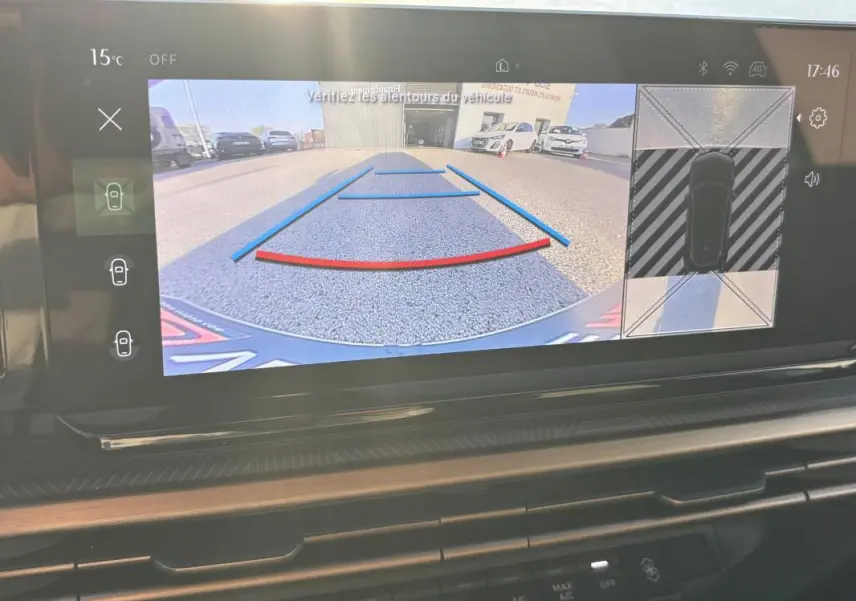 Écran multimédia de la Lancia Ypsilon 2025 montrant la caméra de recul avec guidage et vue 360° en intérieur.