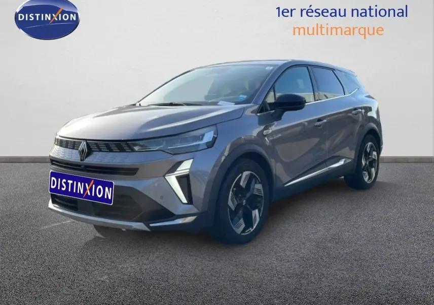 Renault Symbioz 2025 gris cassiopée métal, vue 3/4 avant droit, avec calandre distinctive et jantes bi-ton.