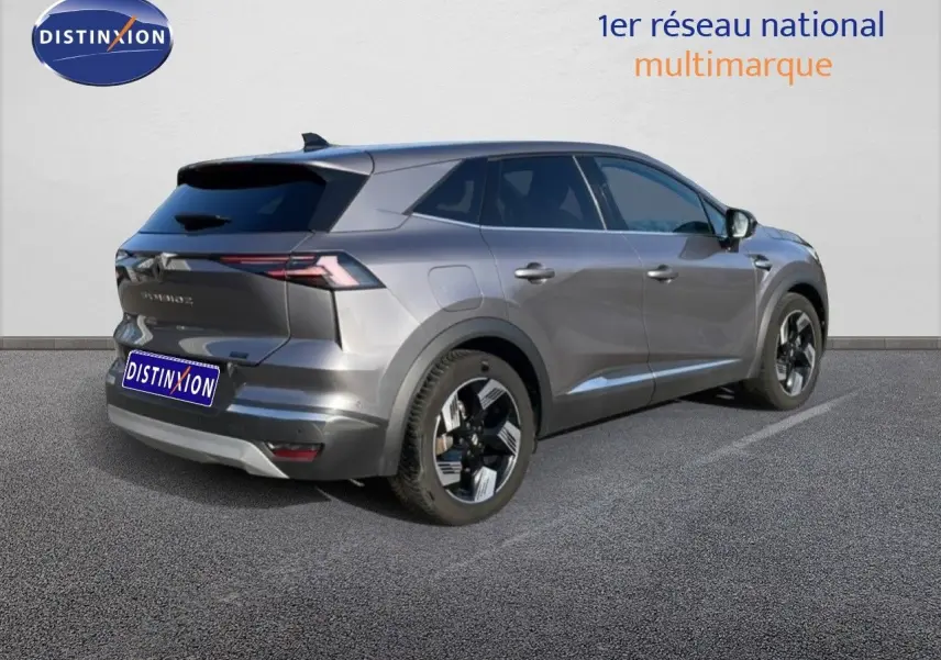 Vue 3/4 arrière droite du Renault Symbioz gris cassiopée métal avec jantes bicolores et feux arrière LED fins.