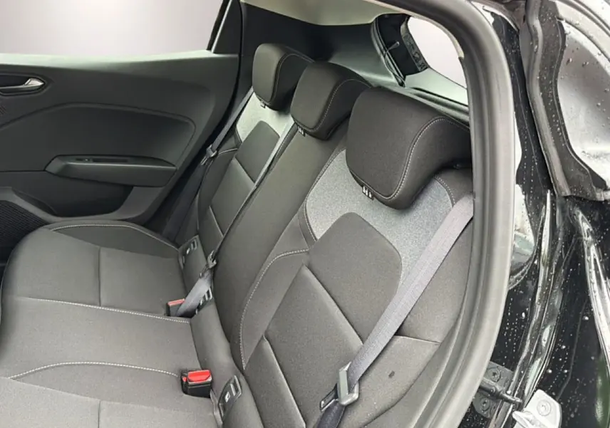 Vue intérieure côté droit sur la banquette arrière noire de la Renault Clio V 1.0 TCe 90 Evolution 2026.