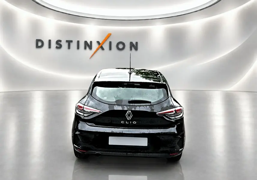 Vue arrière d'une Renault Clio V noire 2026 dans un studio avec logo Distinxion en arrière-plan.