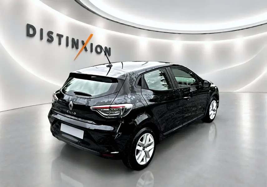 Renault Clio V noire vue en 3/4 arrière droit dans un studio avec logo Distinxion en arrière-plan.