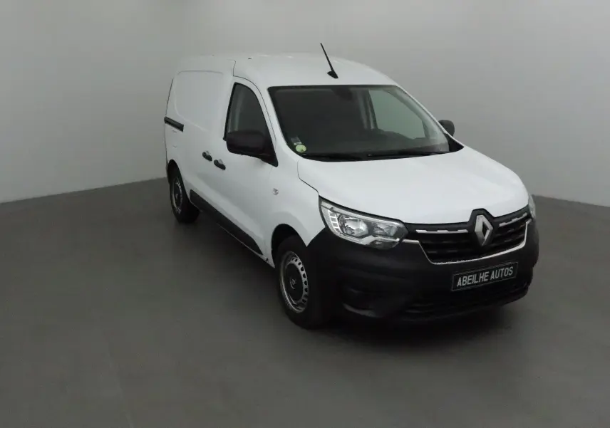 Renault Express Van blanc vu en 3/4 avant droit, avec pare-chocs noirs et jantes acier simples.