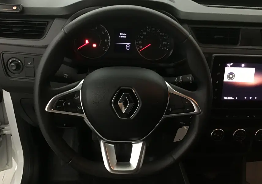 Vue centrée sur le volant noir du Renault Express Van 2021 avec tableau de bord et écran tactile allumé à droite