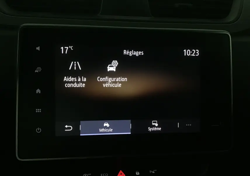 Écran tactile central du Renault Express Van blanc 2021 affichant les réglages d'aides à la conduite et configuration véhicule.
