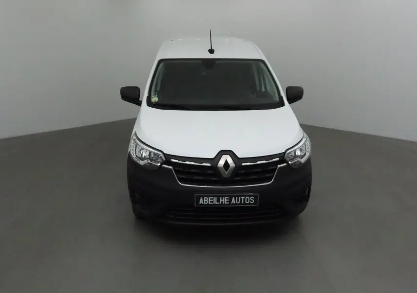 Vue frontale d'un Renault Express Van blanc avec calandre noire et logo Renault bien visible.