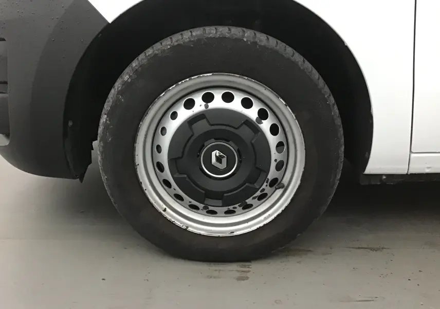 Gros plan sur la roue avant gauche du Renault Express Van blanc, mettant en valeur la jante acier avec logo Renault central.
