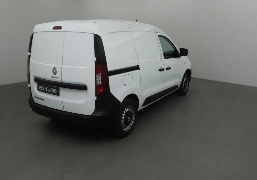 Renault Express Van blanc vu en 3/4 arrière droit dans un studio, avec portes arrière battantes fermées.
