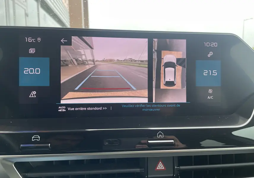 Écran central de la Citroën C4 blanche montrant la caméra de recul et la vue 360° en intérieur du véhicule.